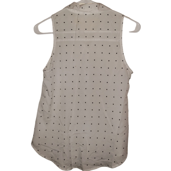 Old Navy's Women's Polka Dot Sleeveless Blouse - Picture 4 of 6